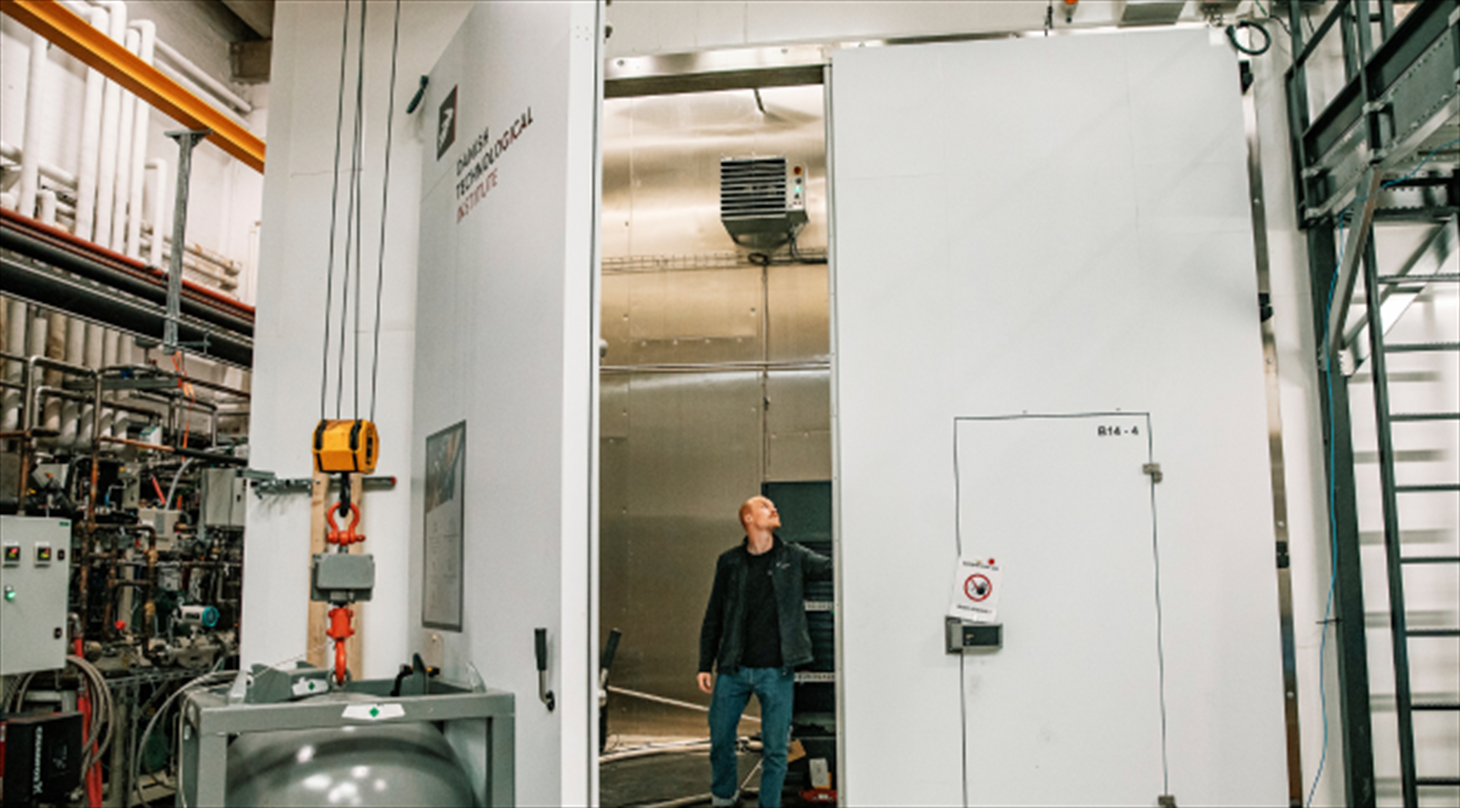The picture shows a test engineers standing in the door to the XL climate chamber in the Heat Pump Test Laboratory at Danish Technological Institute